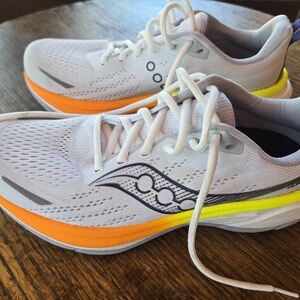 Women's Saucony Hurricane 25 running shoes in White/Frigid colorway. Size 11.